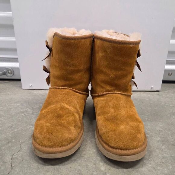 UGG Koolaburra Suede and Shearling Short Boots w/ Bows in Chestnut. Size 8 - Picture 4 of 11